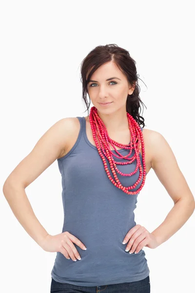 Mujer joven con un collar de cuentas rojas —  Fotos de Stock