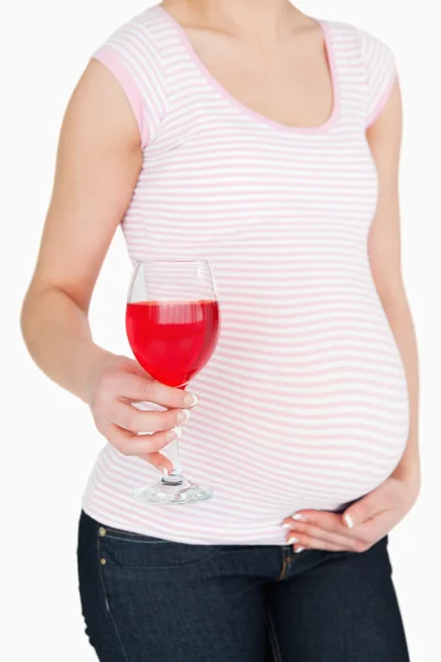 Gravid kvinna med en alkoholfri drink — Stockfoto