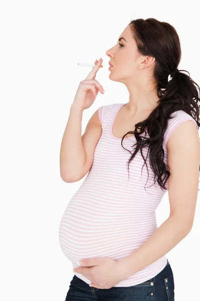 Mujer embarazada joven fumando — Foto de Stock