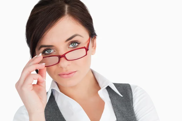 Mujer de negocios de ojos azules sosteniendo sus gafas — Foto de Stock