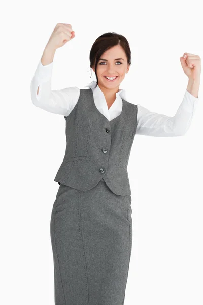 Усміхнена бізнес-леді піднімає кулаки — стокове фото