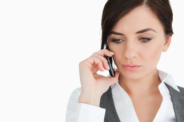 Femme d'affaires aux yeux bleus bouleversé au téléphone — Photo