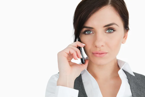 Blauwe eyed zakenvrouw op de telefoon — Stockfoto