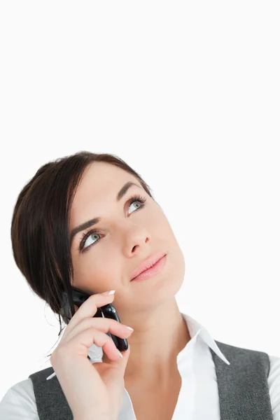 Brünette im Anzug schaut beim Telefonieren nach oben — Stockfoto