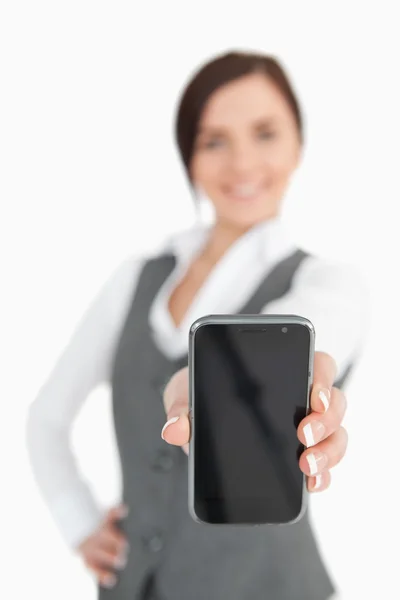 Brunette businesswoman showing her smartphone screen — Stock Photo, Image