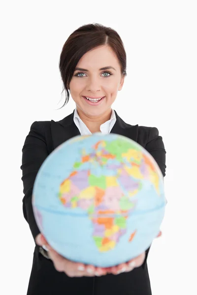 Morena empresária segurando um globo terrestre — Fotografia de Stock