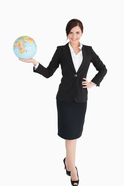 Empresária feliz segurando um globo terrestre — Fotografia de Stock