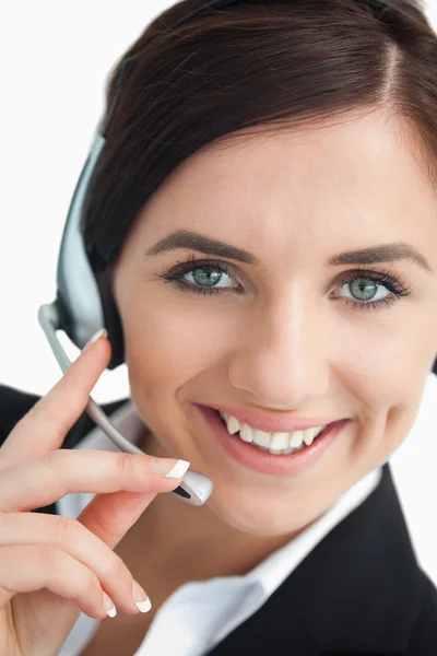 Sorrindo mulher de negócios de olhos verdes com fone de ouvido — Fotografia de Stock