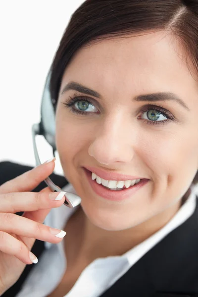 Empresária feliz usando um fone de ouvido — Fotografia de Stock