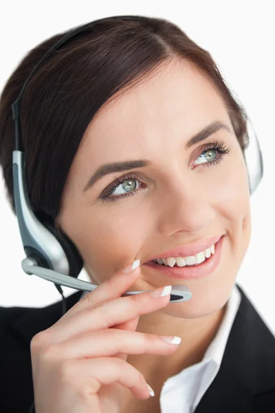 Mujer de negocios bonita usando un auricular — Foto de Stock