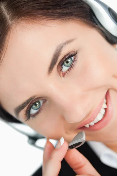 Femme aux yeux verts avec casque — Photo