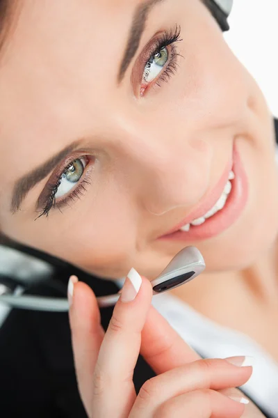 Mujer de ojos verdes con auriculares mirando hacia otro lado — Foto de Stock