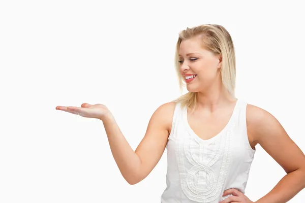 Mujer sonriente colocando la palma de su mano —  Fotos de Stock