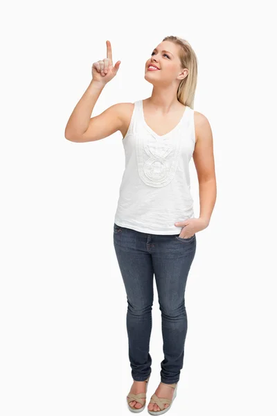 Freudige blonde Frau zeigt mit dem Finger nach oben — Stockfoto