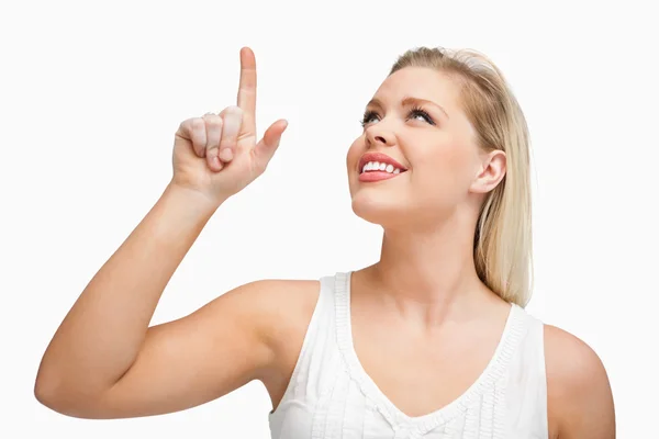 Atractiva mujer rubia apuntando con el dedo hacia arriba —  Fotos de Stock