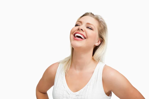 Gelukkige vrouw lachen met haar handen op haar heupen — Stockfoto