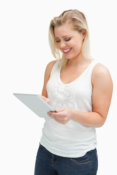 Gelukkig blonde vrouw die houdt van haar tablet-pc — Stockfoto