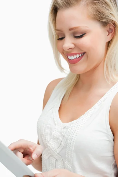 Joyeuse femme blonde regardant son ordinateur tablette — Photo