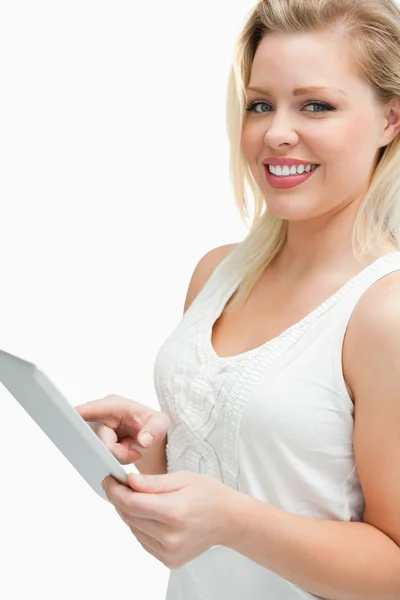 Mulher loira alegre tocando seu computador tablet — Fotografia de Stock