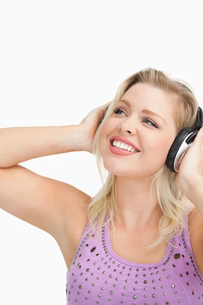 Mulher alegre usando fones de ouvido — Fotografia de Stock