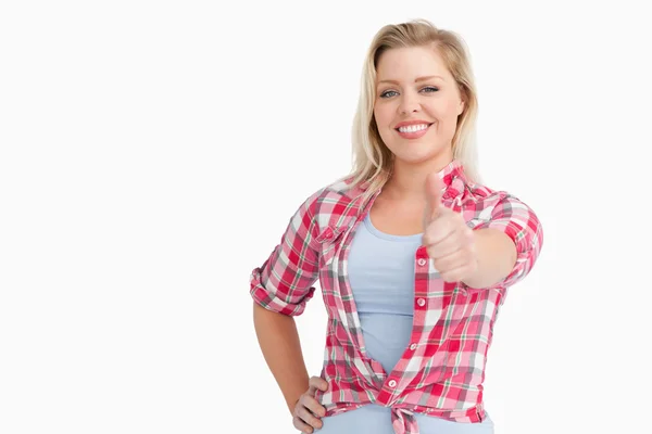 Felice donna bionda mettendo i pollici verso l'alto — Foto Stock