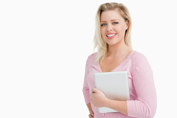 Glada blonda kvinnan håller sin tablet PC — Stockfoto