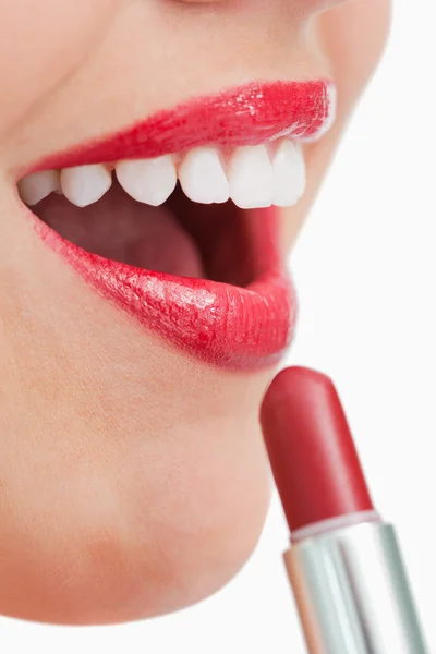 Kobieta otwierając usta podczas stosowania szminki na usta — Zdjęcie stockowe