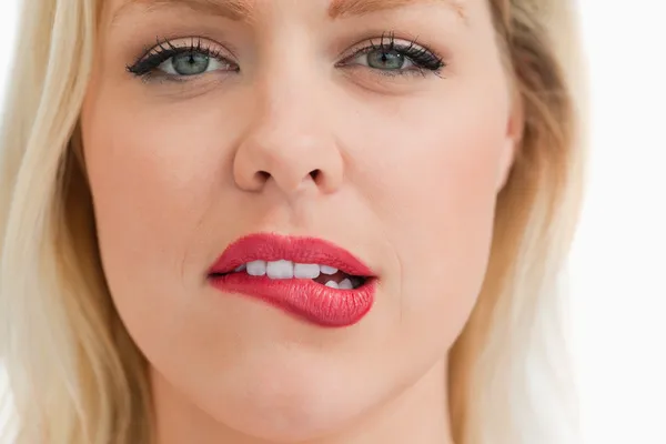 Aantrekkelijke blonde vrouw bijten haar lippen — Stockfoto
