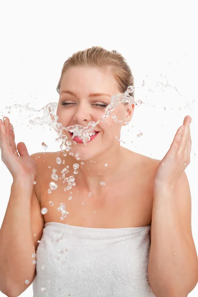 Happy blonde woman splashing her face — Stock Photo, Image