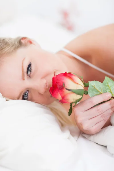 Junge Frau mit einer Rose — Stockfoto