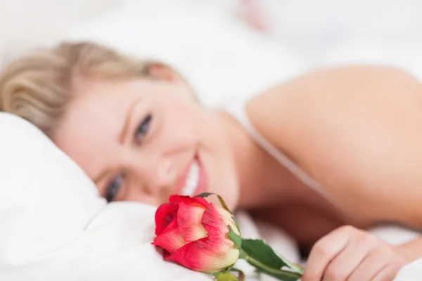 Giovane donna con in mano una rosa — Foto Stock