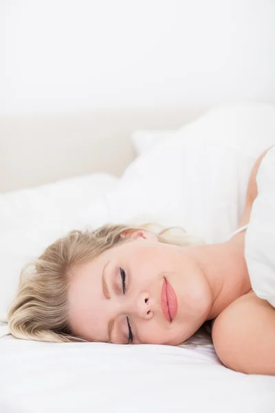 Женщина спит с улыбкой — стоковое фото