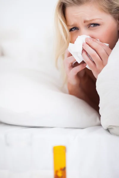 Mujer rubia triste estornudando — Foto de Stock