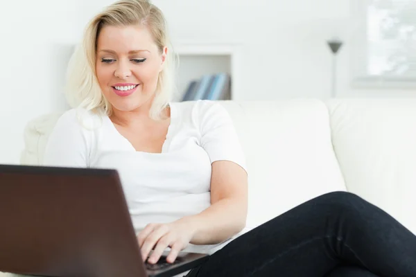 Donna casuale che utilizza un computer portatile — Foto Stock