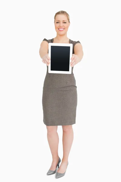 Γυναίκα στέκεται δείχνει μια οθόνη ebook — Φωτογραφία Αρχείου
