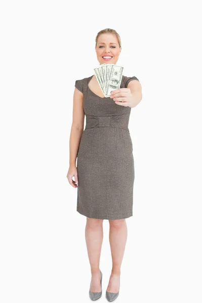 Mujer mostrando billetes — Foto de Stock