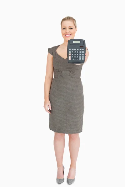 Femme montrant une calculatrice — Photo