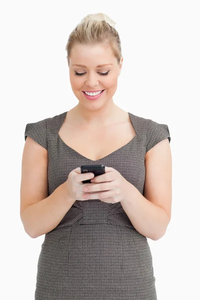 Kvinna sms:ar på sin smartphone — Stockfoto