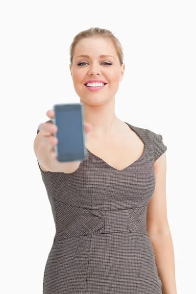 Woman showing a smartphone — Stock Photo, Image