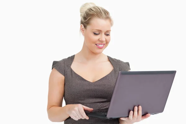 Woman browsing on a laptop — Stock Photo, Image