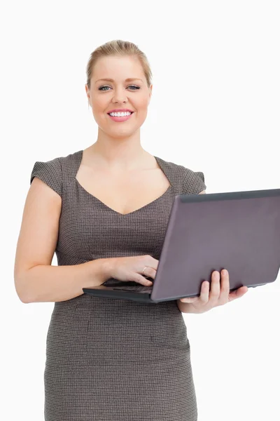 Žena držící laptop — Stock fotografie