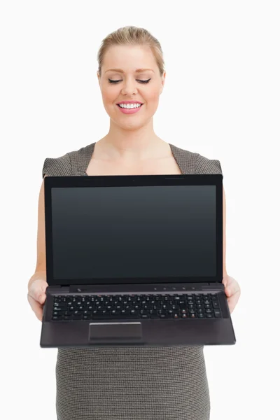 Mujer mostrando una pantalla portátil — Foto de Stock