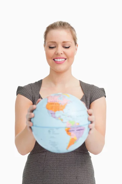 Mooie vrouw tonen een globe — Stockfoto
