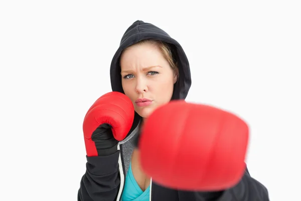 Frau mit Handschuhen schlägt zu — Stockfoto