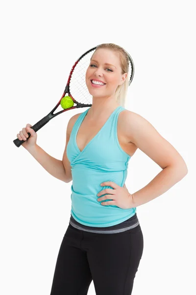 Mujer sosteniendo una raqueta detrás de su cabeza — Foto de Stock