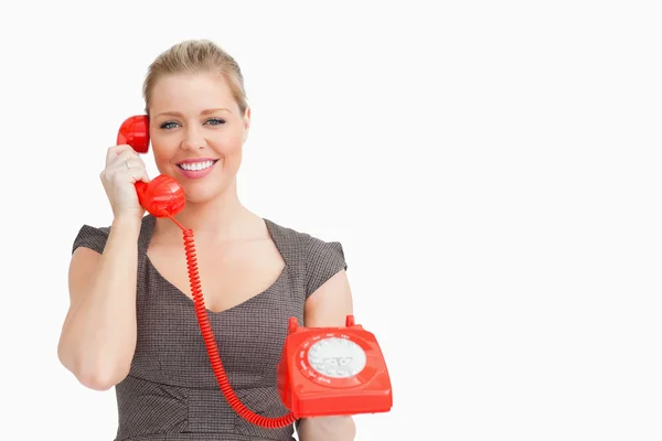 Mulher ouvindo alguém em um telefone — Fotografia de Stock