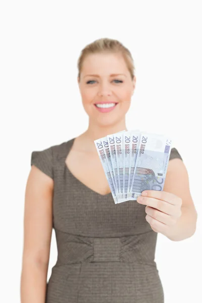 Vrouw toont haar euro-bankbiljetten — Stockfoto