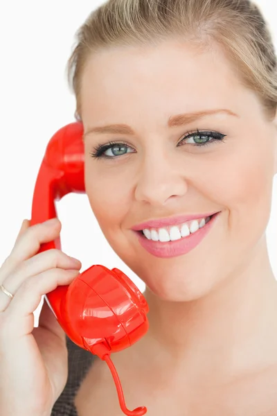 Frau lächelt am Telefon — Stockfoto
