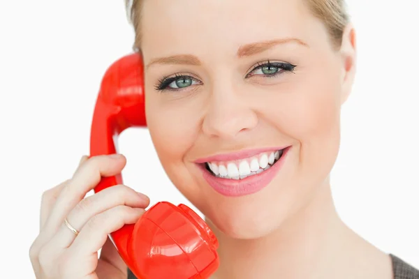 Vrouw met behulp van een retro telefoon — Stockfoto