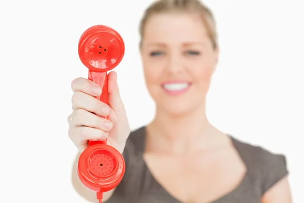 Telefone vermelho retro em uma mão de mulher — Fotografia de Stock